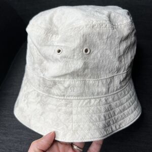Lululemon Ivory Marbled Bucket Hat Size M/L  Medium Large EUC